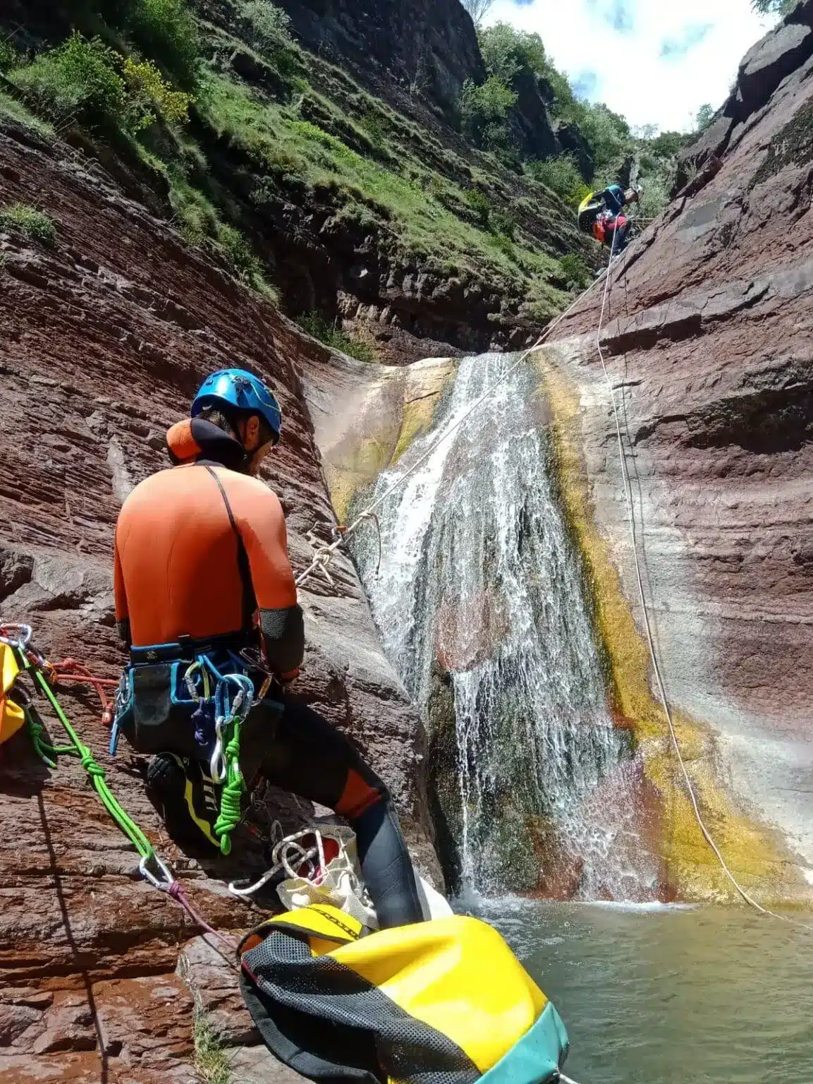 Cascade et piscine naturelle