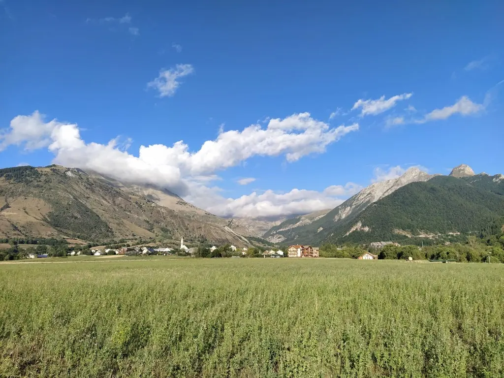 Le village d'Ancelle et la vallée de la Rouane