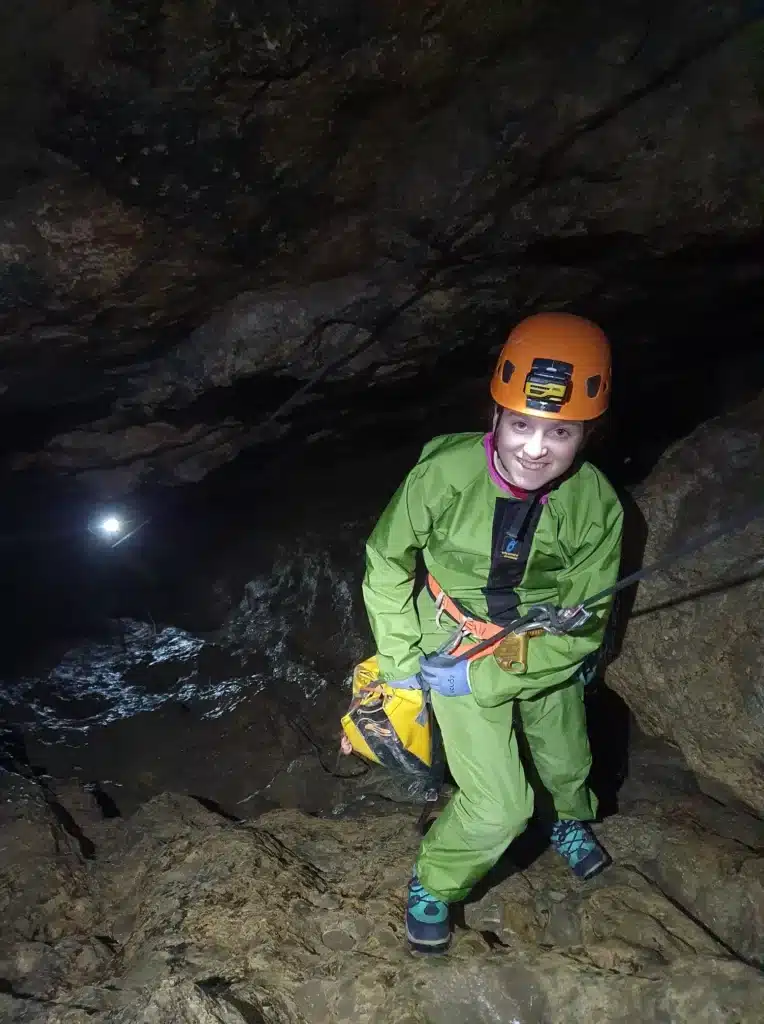 Apprentissage de la descente en rappel au Puits des Bans à Gap