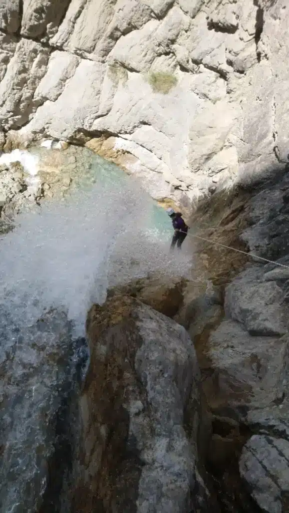 Cascade de 15 mètres au canyoning près de Guillestre