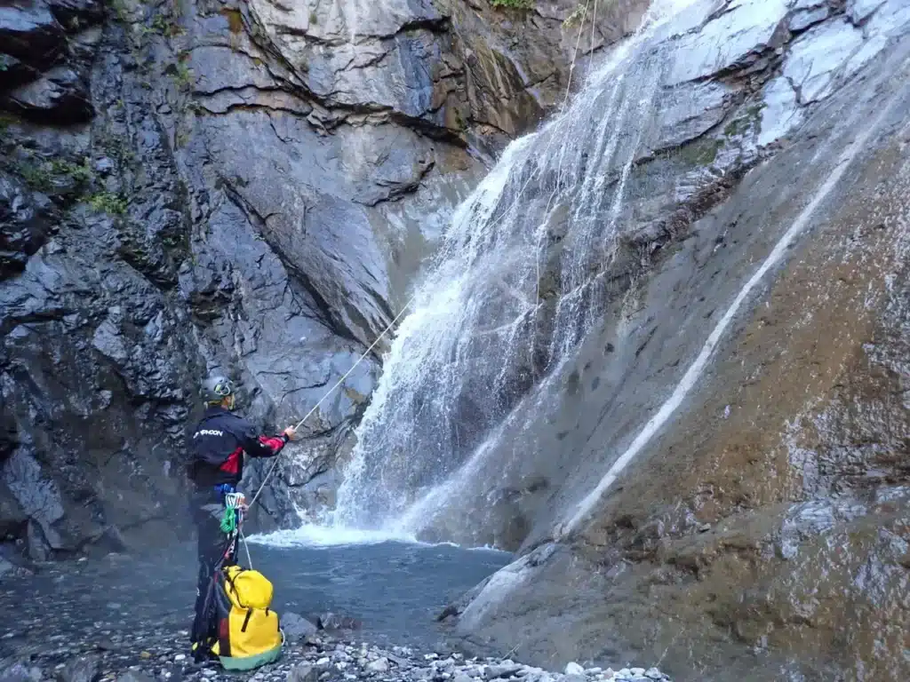 Cascade de 20 mètres au canyon de Méollion