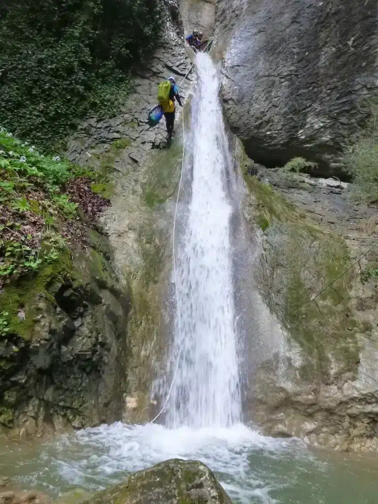 Cascade de 20 mètres au canyoning du Rio Sourd