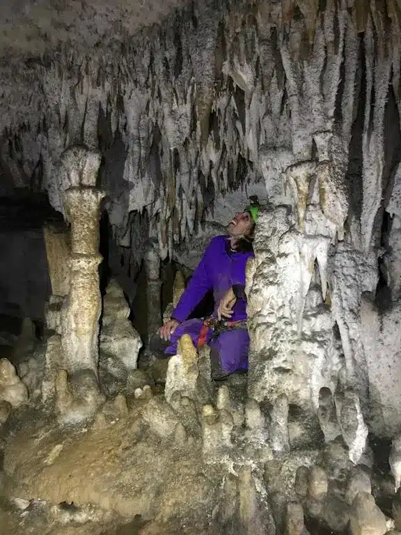 Découverte de la spéléologie dans les Hautes-Alpes avec des stalagtites et stalagmites