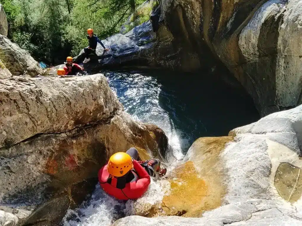 Descente du toboggan de 6 mètres au canyon de Rouanette à Ancelle