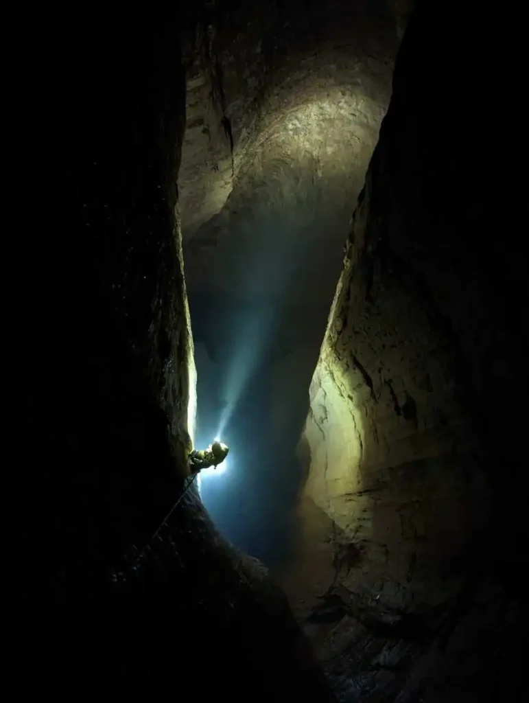 Descente en rappel d'un puits de 100m de hauteur