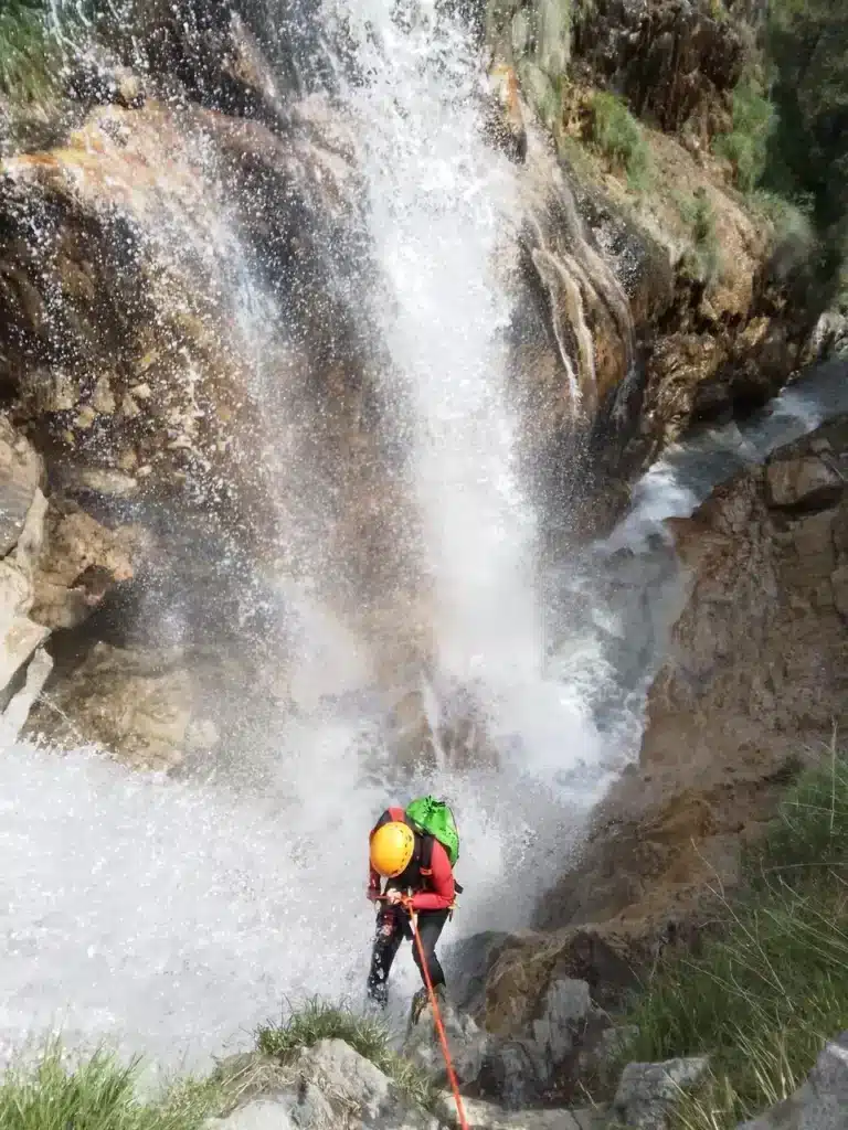 Descente en rappel dans les cascades de Costeplane