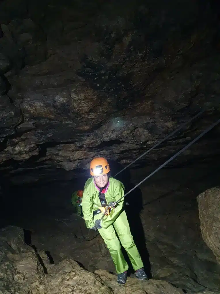 Descente en rappel de 15m de hauteur au Puits des Bans