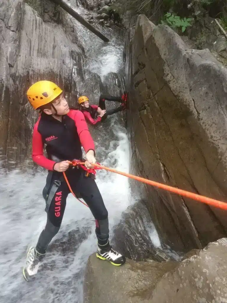 Descente en rappel d'une cascade au canyon de Pont-du-Fossé