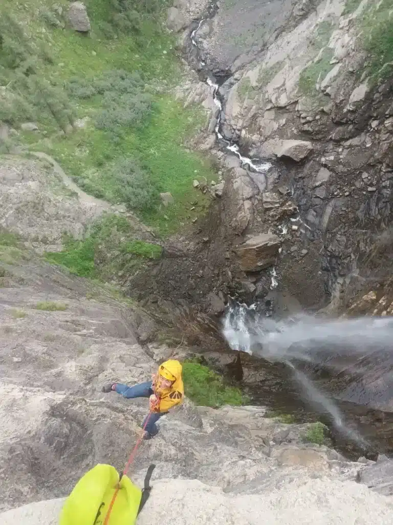 Descente en rappel d'une cascade de 100 mètres au refuge du Tourond