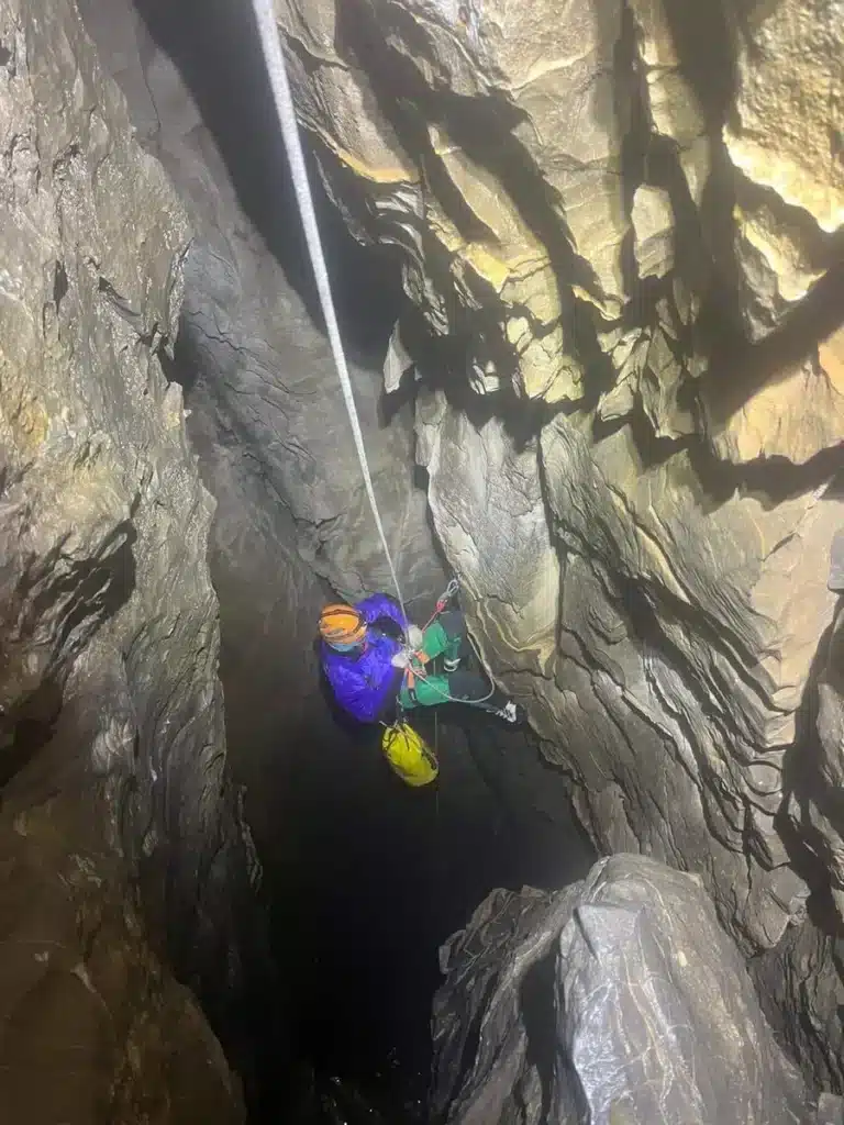 Descente en rappel en spéléologie sportive dans les Hautes-Alpes