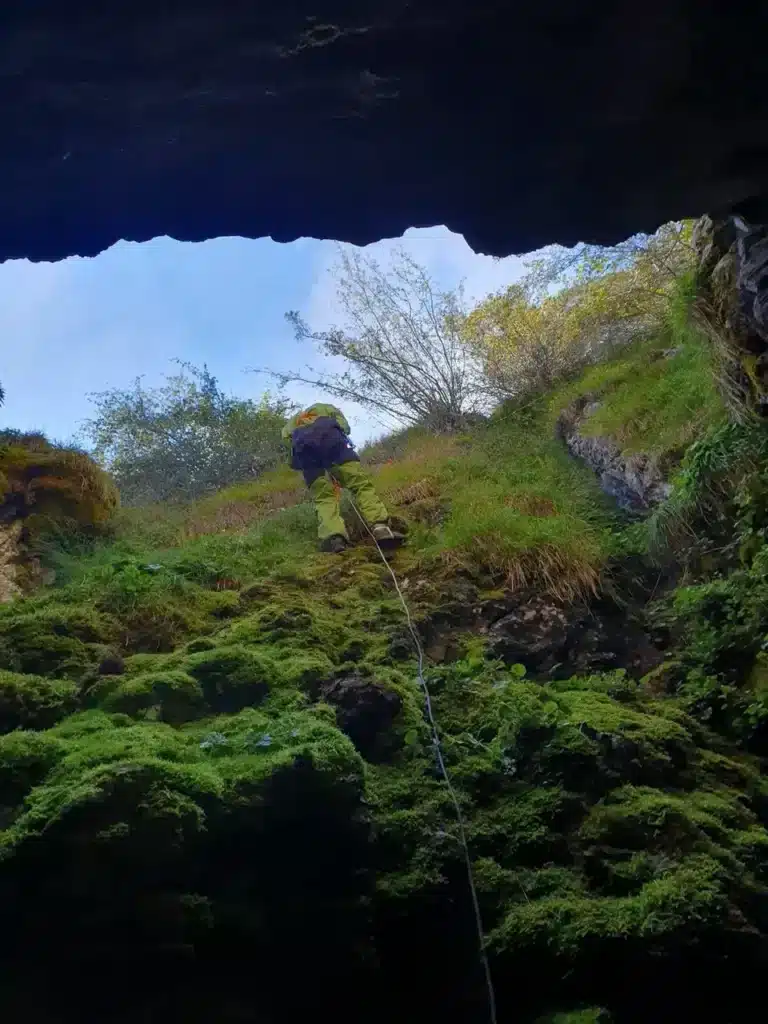 Descente en rappel lors d'une sortie de spéléologie dans le Dévoluy