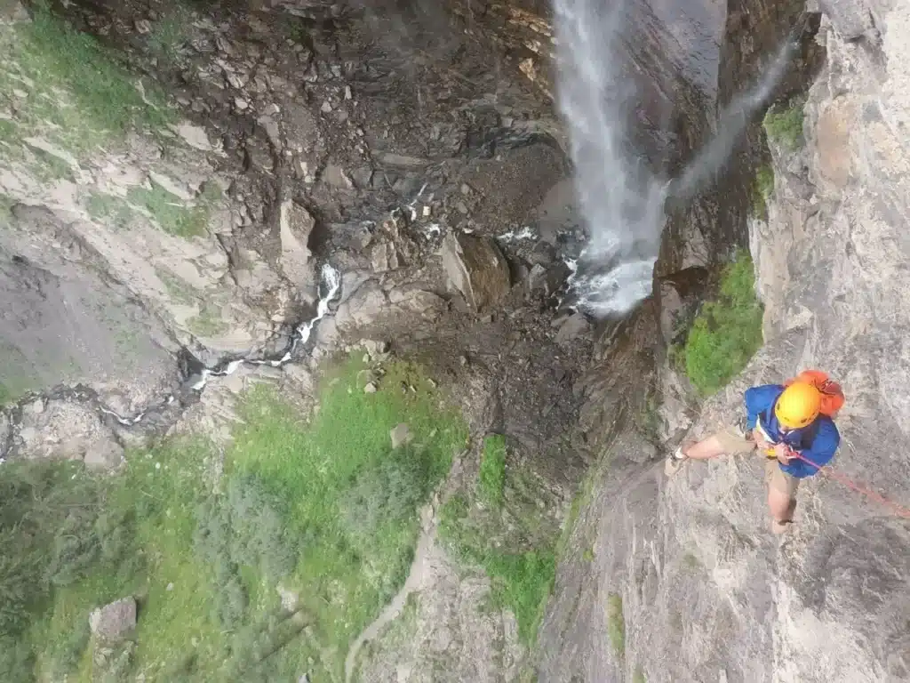 Descente en rappel vertigineuse de la cascade de la Pisse dans le Champsaur