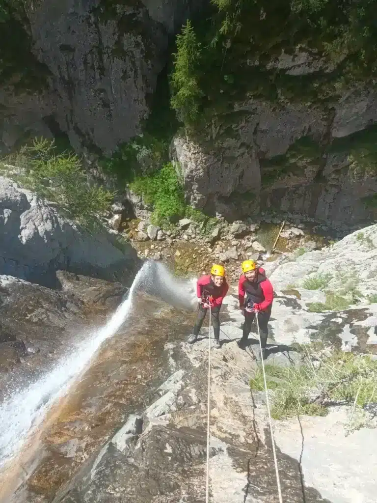 Deux personnes descendent en rappel la grande cascade de 50 mètres du canyon sportif de Ancelle