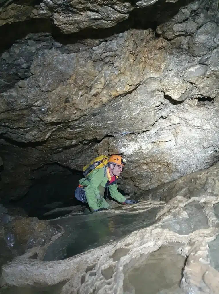 Gours de calcite dans la cavité du Puits des Bans dans le massif du Dévoluy