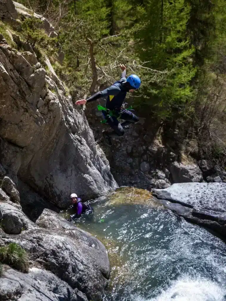 Grand saut dans une vasque au canyon d'Ancelle