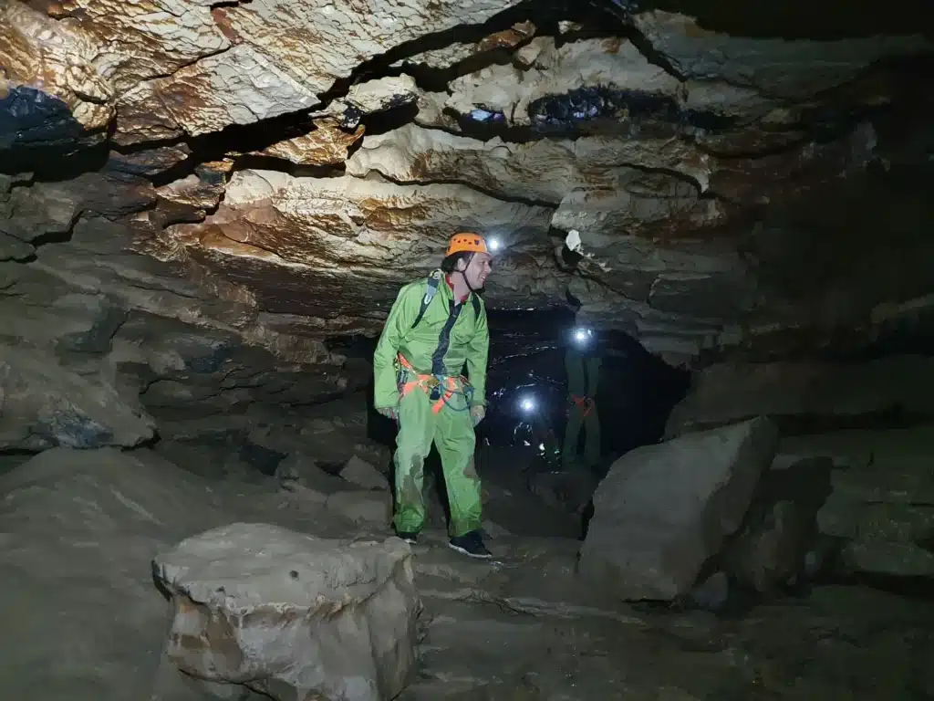 Grande galerie de la cavité du Puits des Bans lors d'une sortie de spéléologie dans le Dévoluy