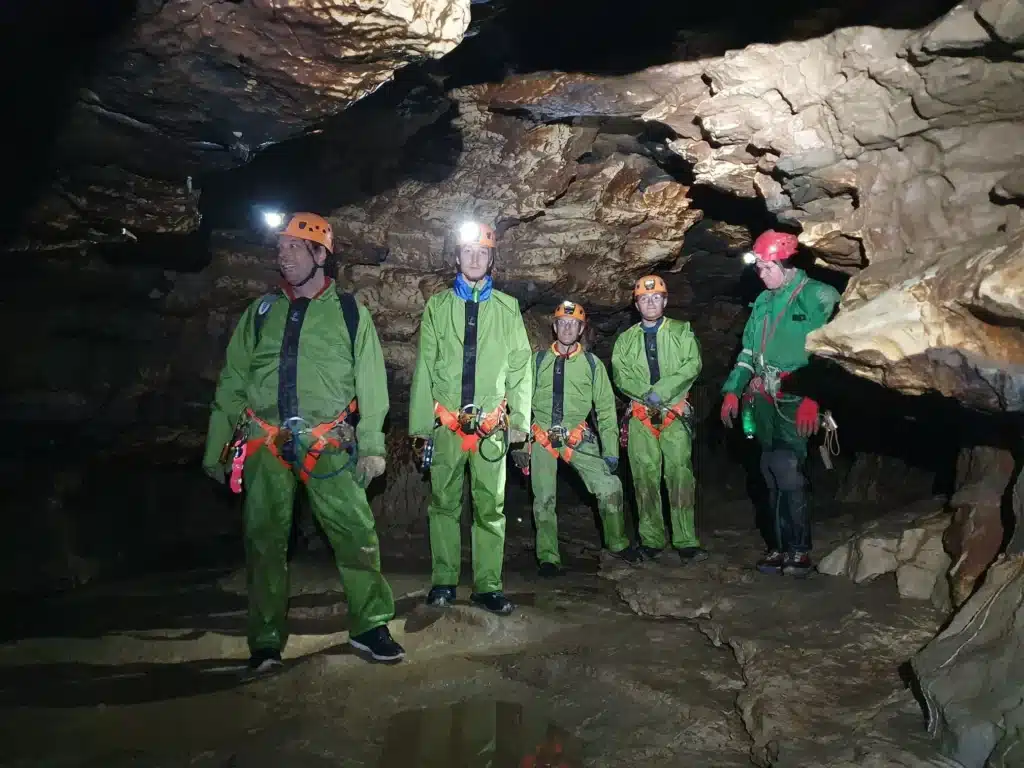 Groupe de Spéléologues dans la grande galerie du Puits des Bans