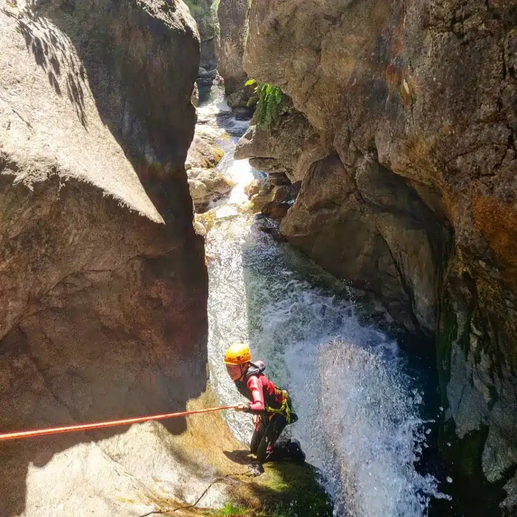 Initiation sportive au canyoning à Champoléon près de Gap