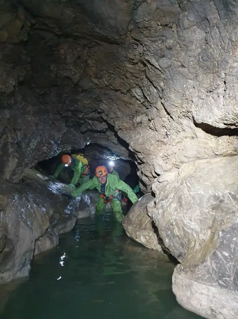 Passage dans l'eau dans un gouffre du Dévoluy