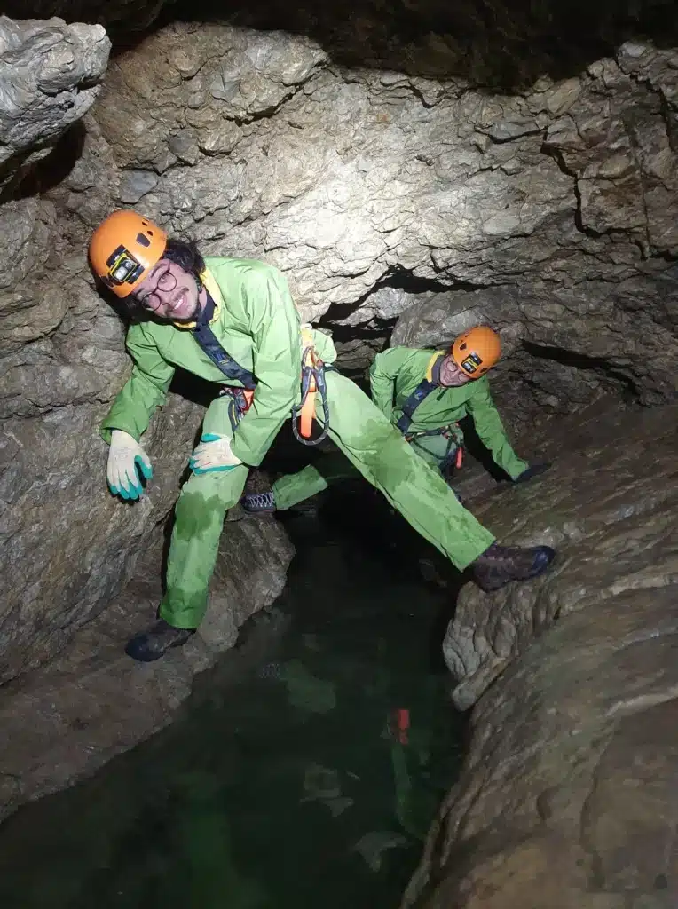 Passage en spéléologie au dessus de l'eau dans le Dévoluy