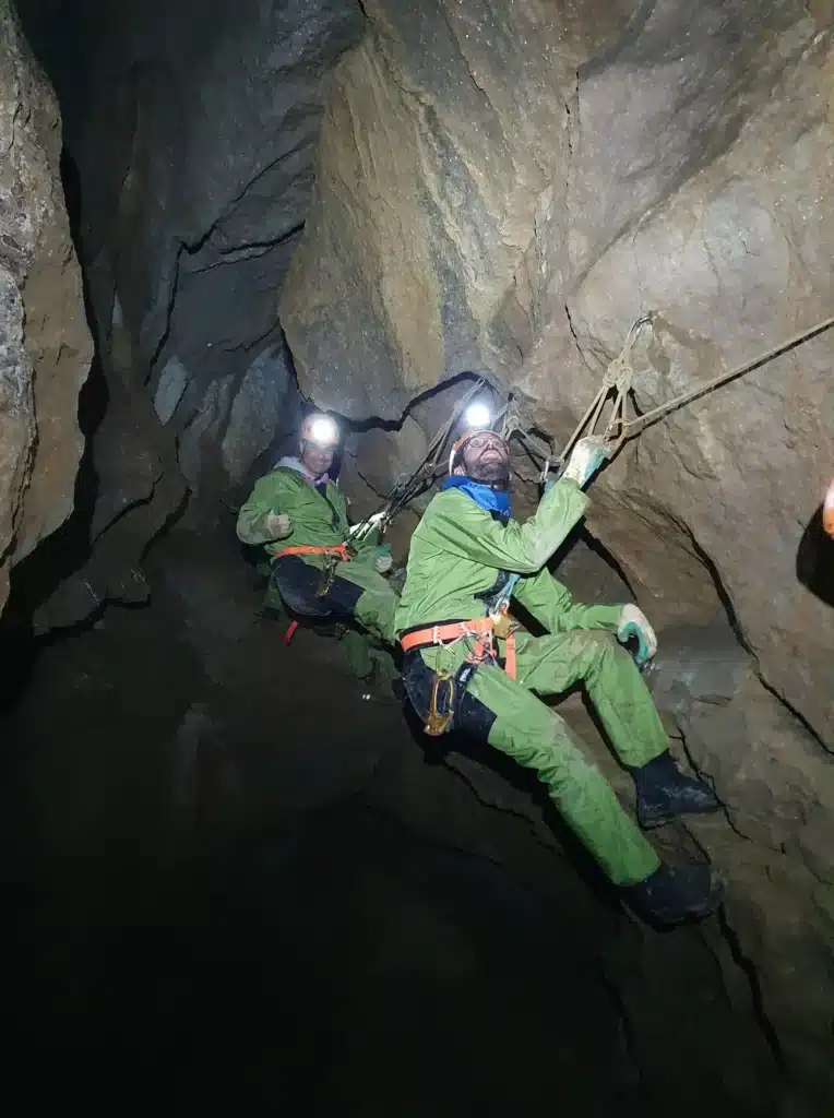 Progressions sur corde, spéléologie sportive à Agnielles