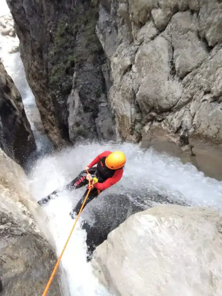 Rappel de 30 mètres dans la Fosse au Lion