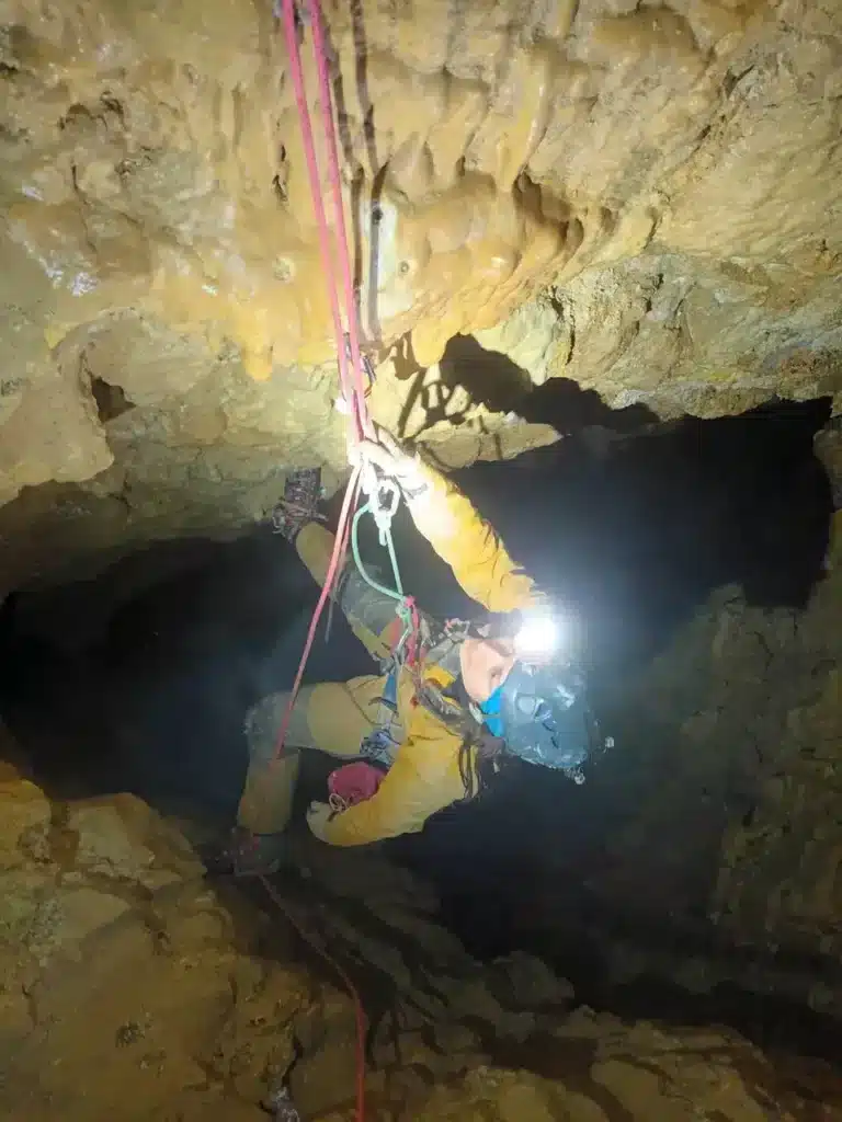 Remontée du corde lors d'une sortie de spéléologie sportive à Gap