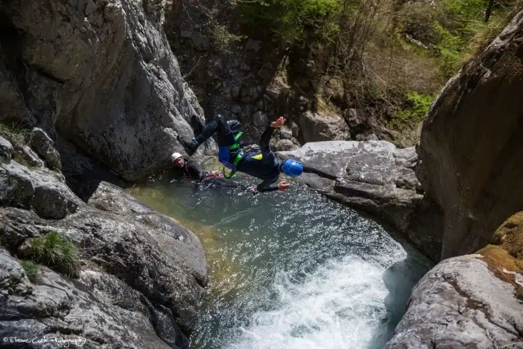 Salto arrière dans une vasque au canyon de Rouanette