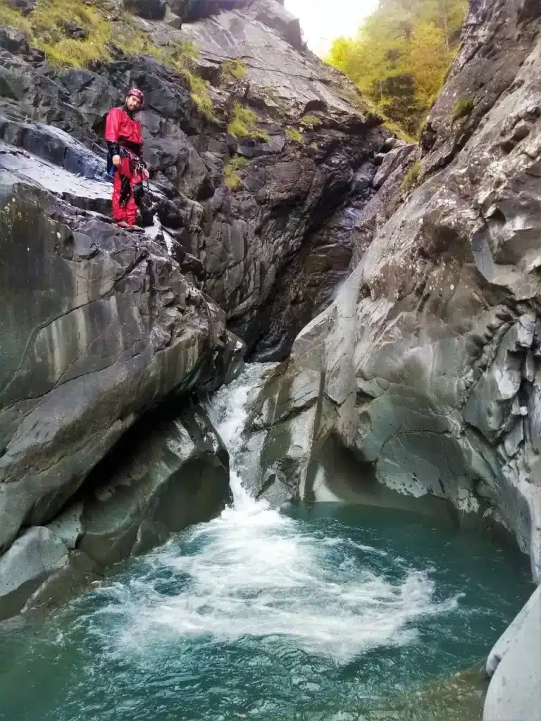 Saut de 4 mètres en canyoning dans le Champsaur