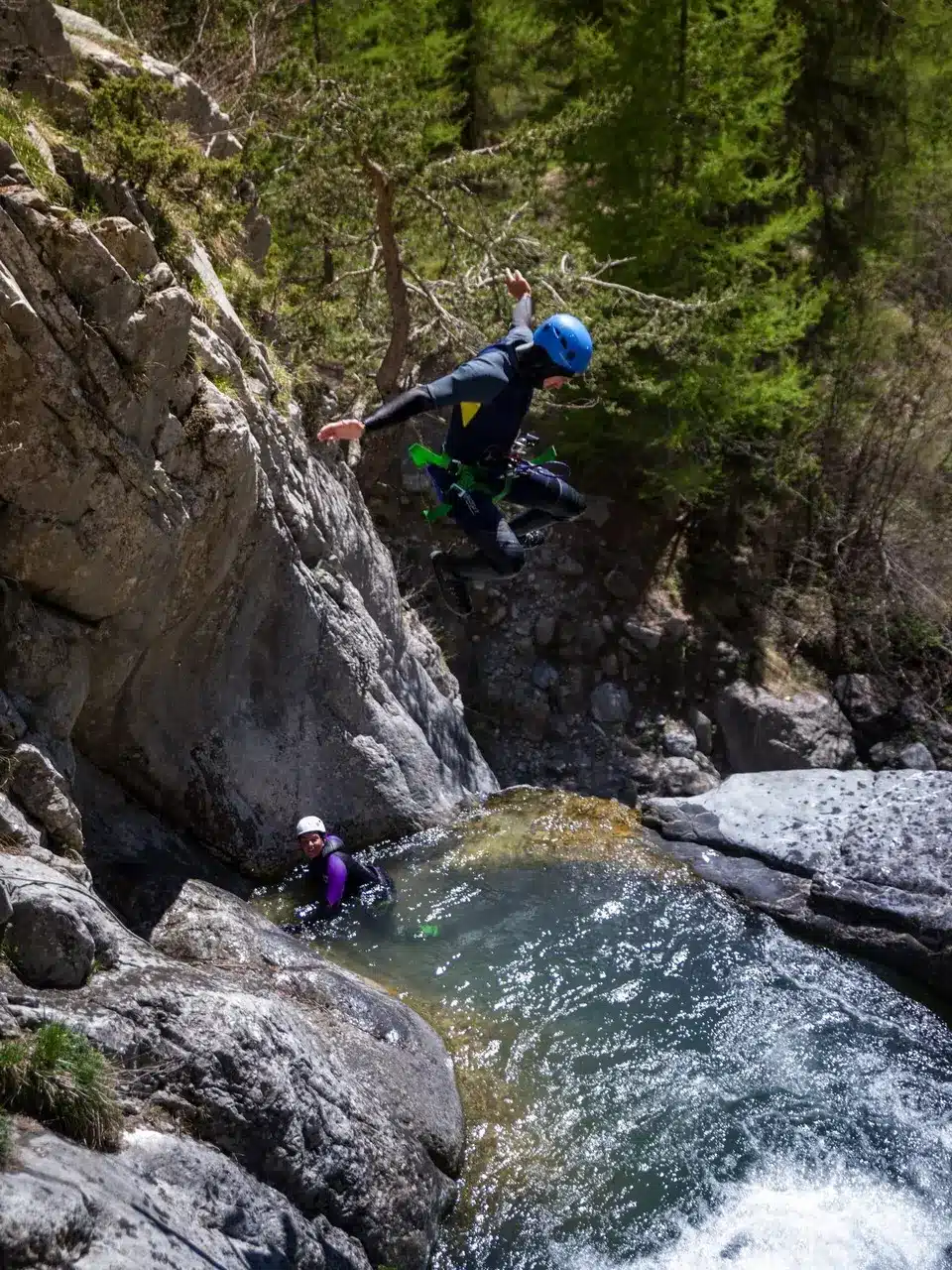 Saut de 5 mètres au canyoning de Ancelle