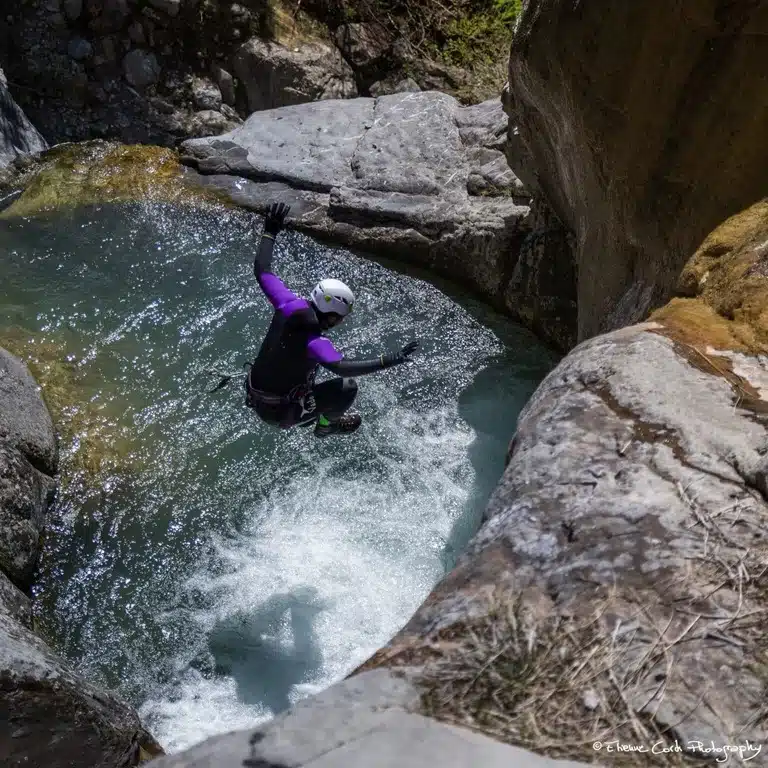 Découverte du canyoning à Gap Saut de canyoning dans les Hautes-Alpes