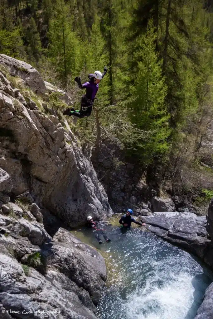 Saut depuis une falaise au canyoning à Ancelle