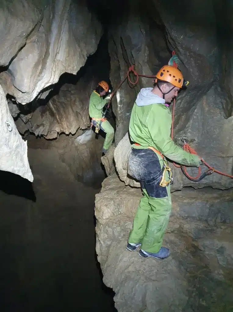 Initiation à la descente en rappel, en spéléologie à Gap