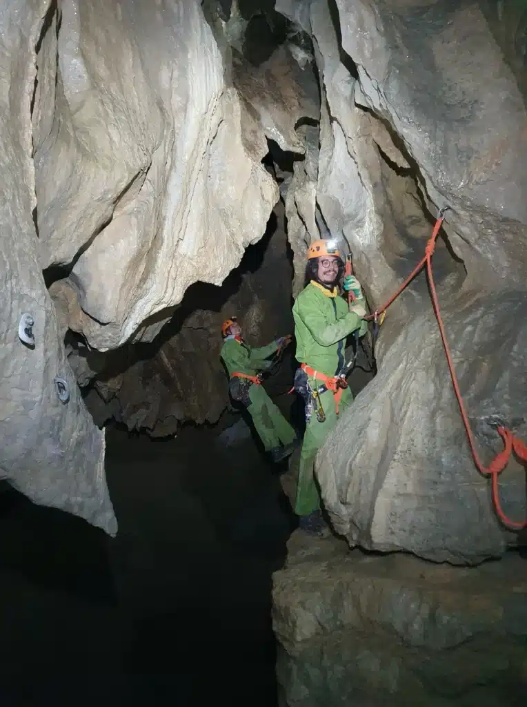 Spéléologie sportive à la grotte de la Résurrection à Agnielles