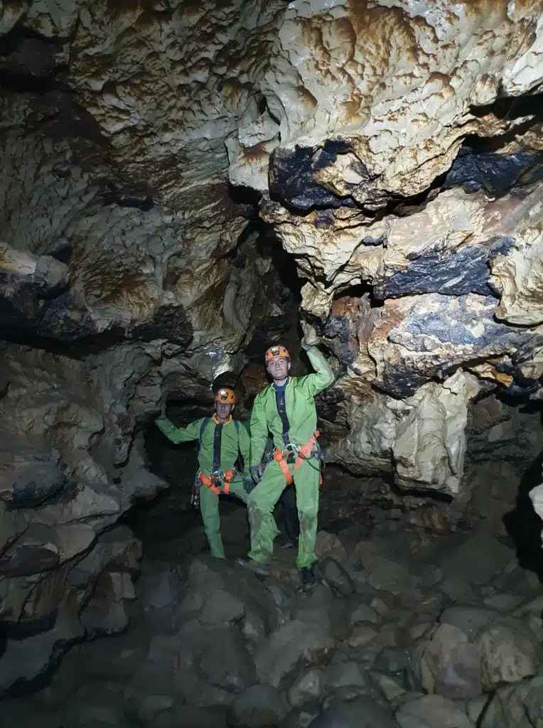 Spéléologues dans la galerie des lacs au Puits des Bans à Gap