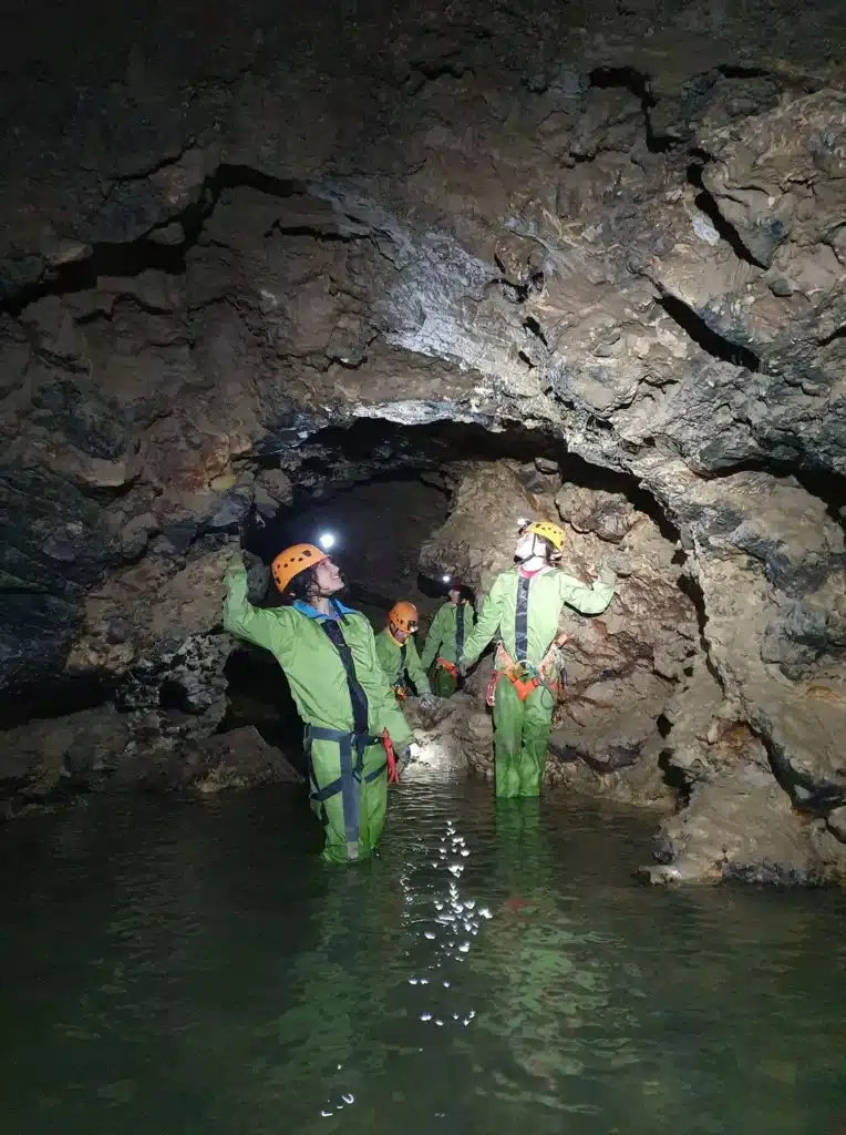 Spéléologues qui admirent la galerie des lacs dans une cavité proche de Gap