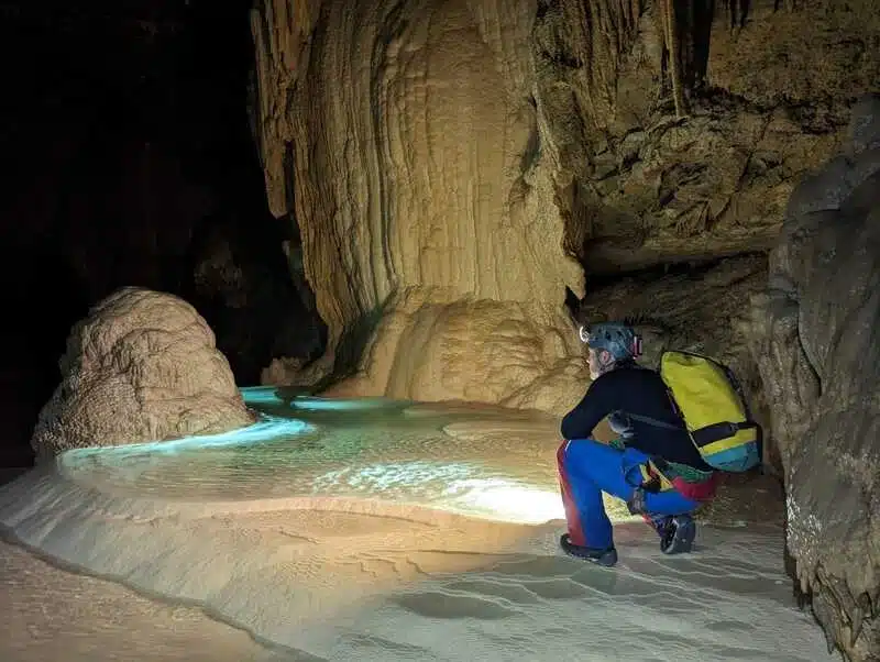 Canyoning sortif et aventure proche de Gap partez en quete de sensations dans les Hautes-Alpes dans le Champsaur Stalagtites et stalagmites dans une grotte des Hautes-Alpes