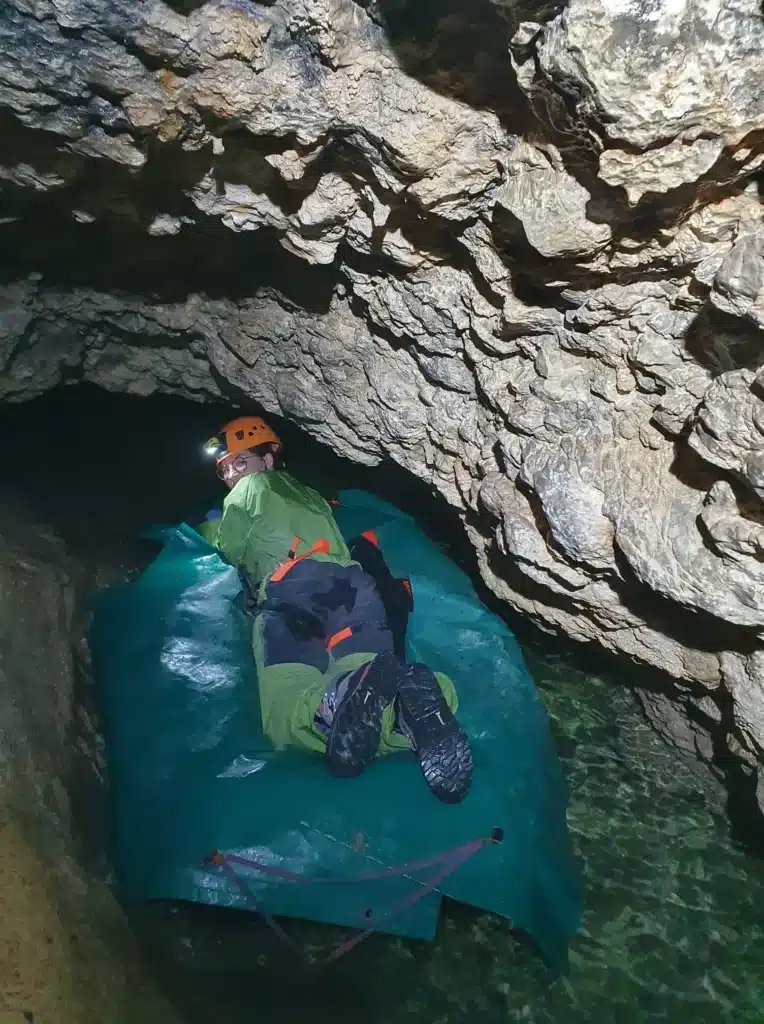 Traversée d'un lac avec un bateau, en spéléologie près de Gap