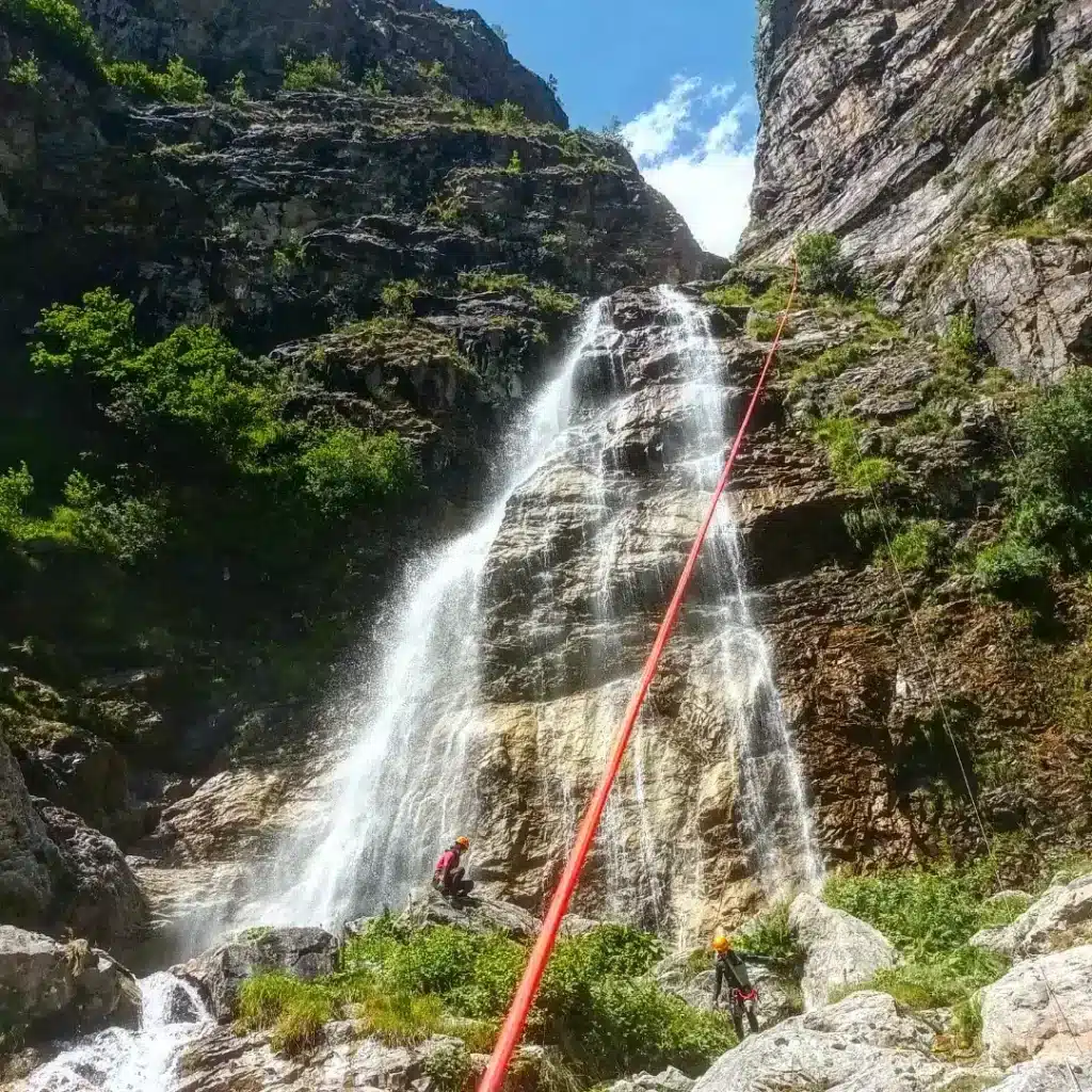 Tyrolienne pour franchir la grande cascade d'Amblard en canyoning dans le Champsaur