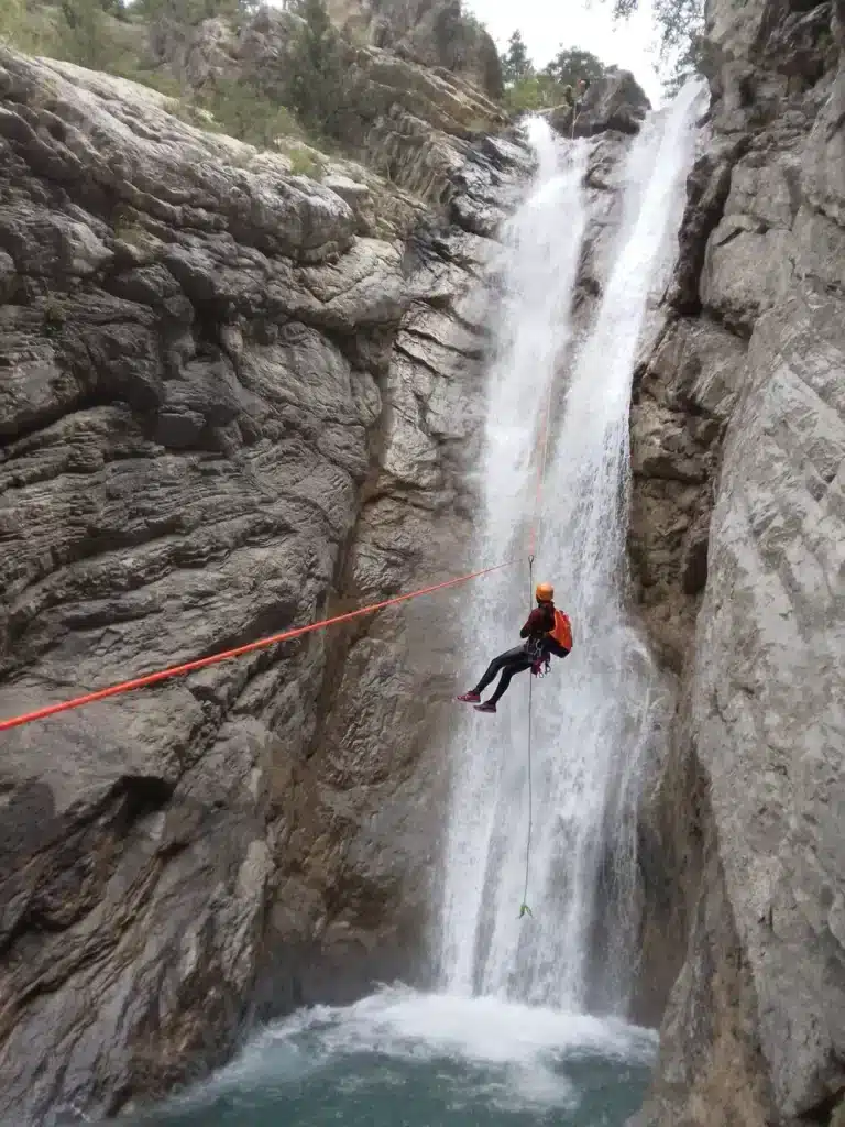 Tyrolienne pour franchir une cascade de 40 mètres en canyoning