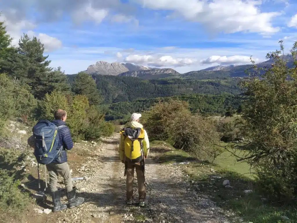 Vue sur les montagnes pendant la marche d'approche d'une sportie de spéléologie sportive à Gap