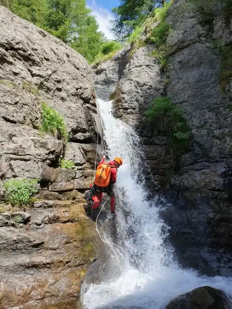 descente d'une cascade de canyoning proche d'Ancelle