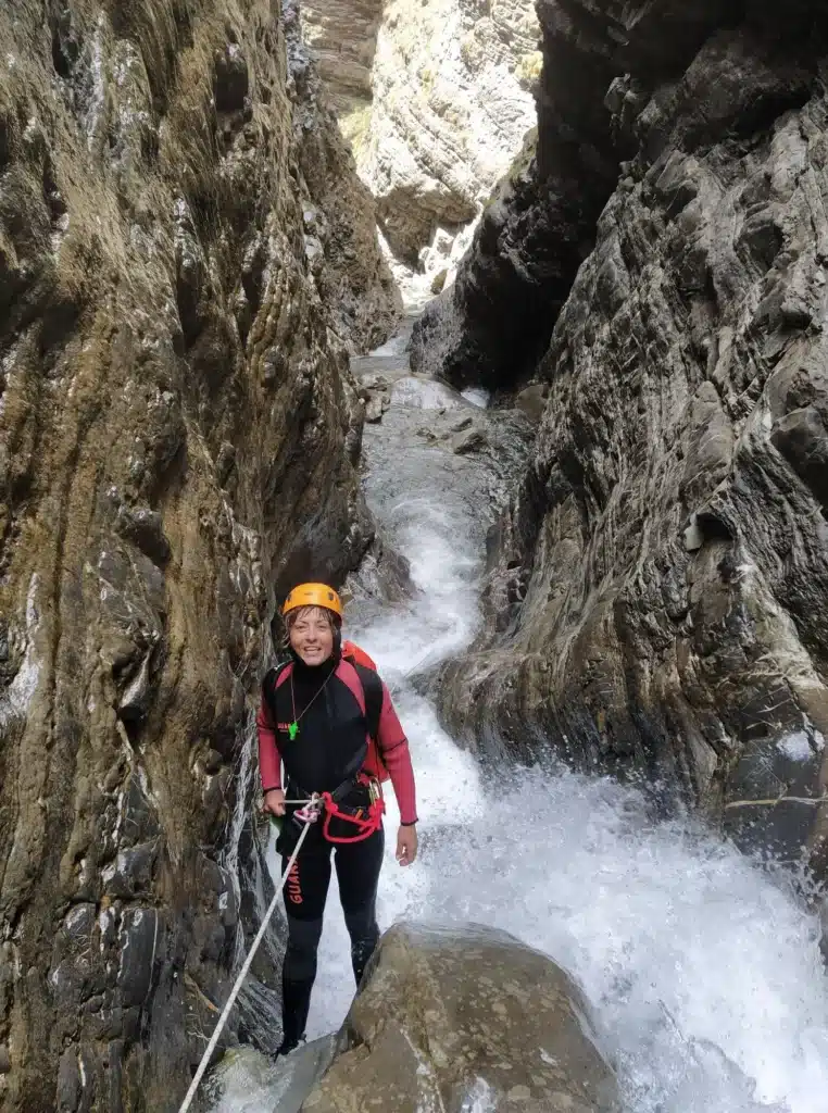 franchissement en rappel d'une cascade au canyon de Réallon