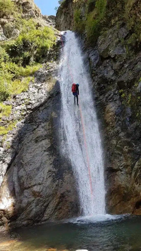 Descente de canyoning des cascades de Buchardet dans la Vallée du Valgaudemar