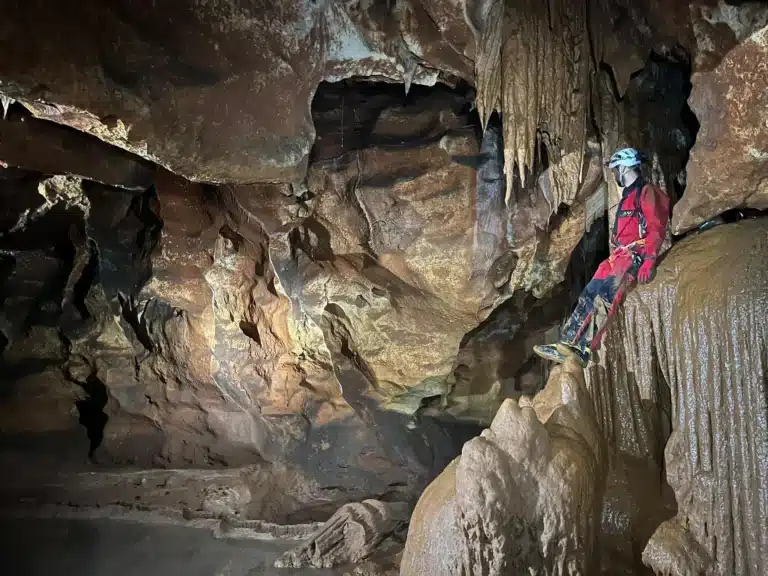 Observation de stalagmites dans une grotte des haute-alpes