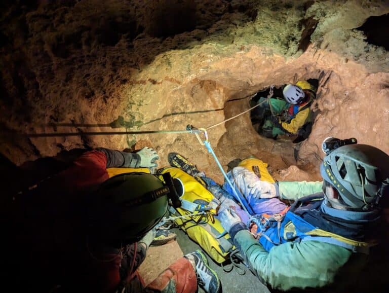 Remontée d'un gouffre à l'aide de matériels de spéléologie