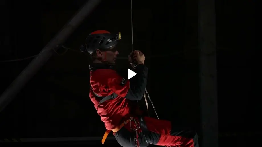 Tutoriel de remontée sur corde en spéléologie