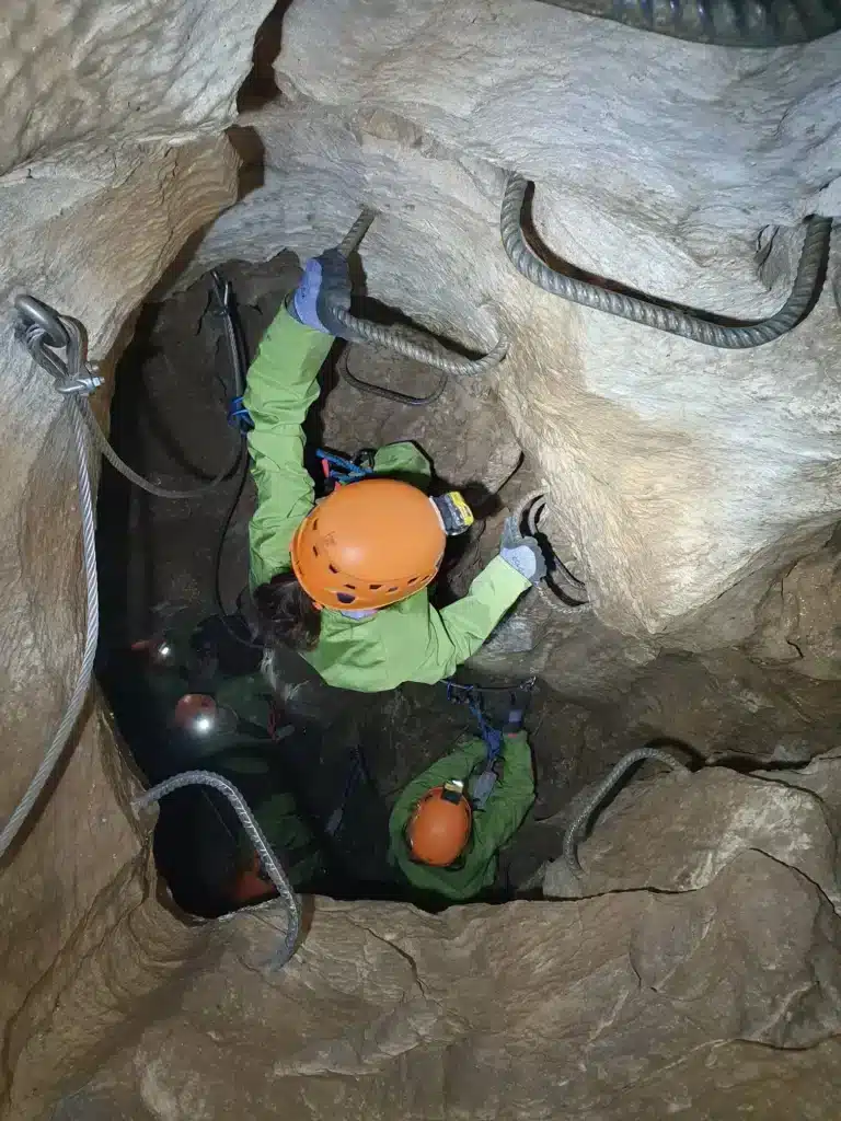 Un spéléologue remonte sur les barreaux de la Via Souterrata du Dévoluy