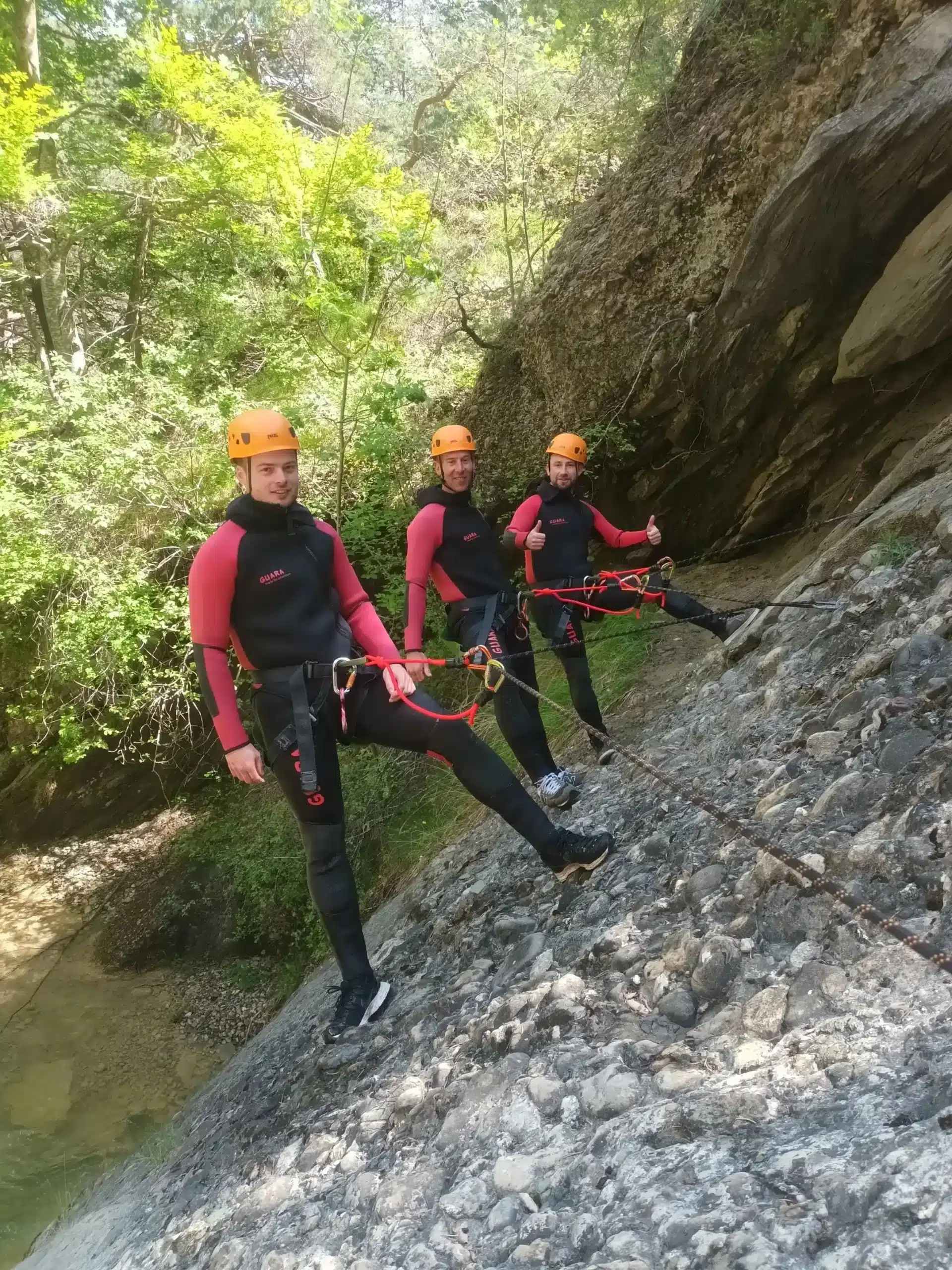 déplacement sur une main courante en canyoning