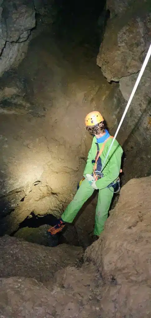 Descente en rappel dans la grotte de la Fountarrasse-min